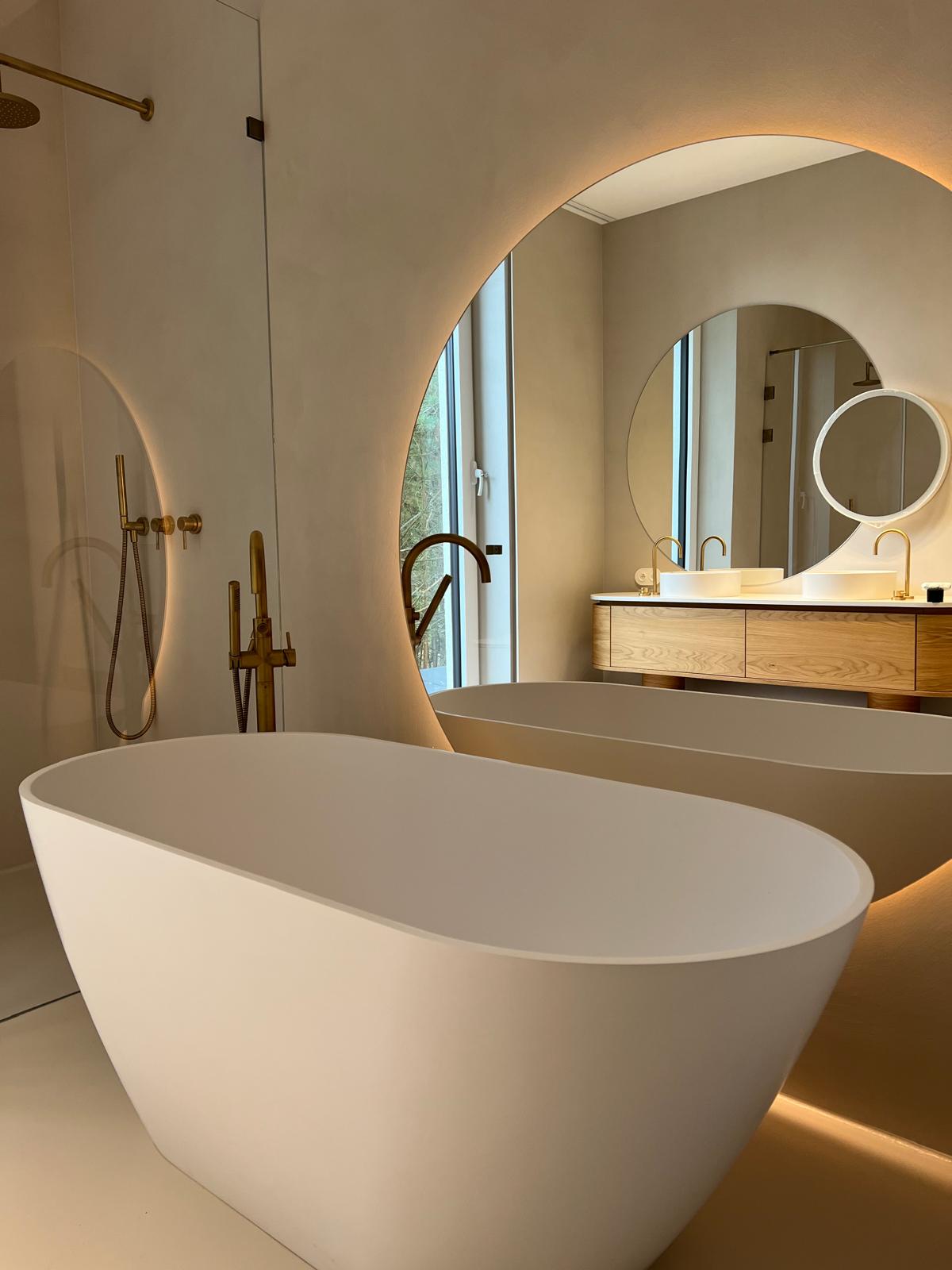 Revestimiento de baño en estuco oscuro en Sotogrande