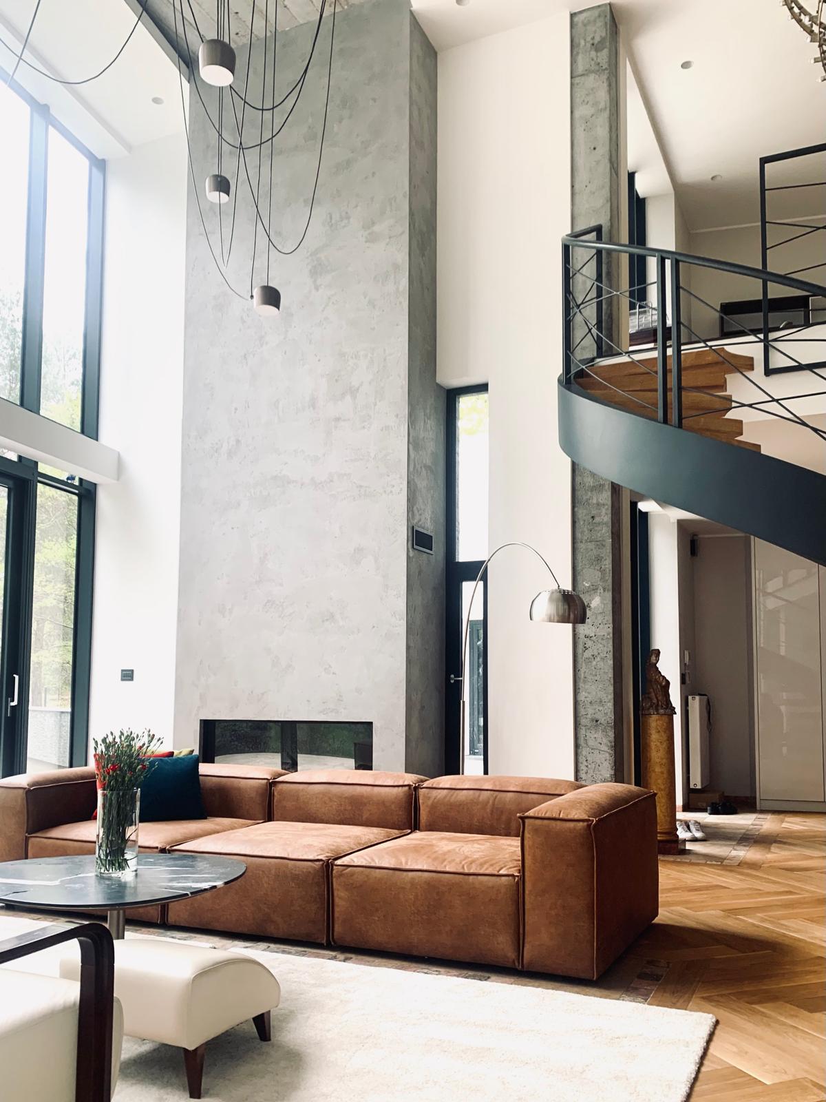 Baño de microcemento gris en villa de lujo en Marbella