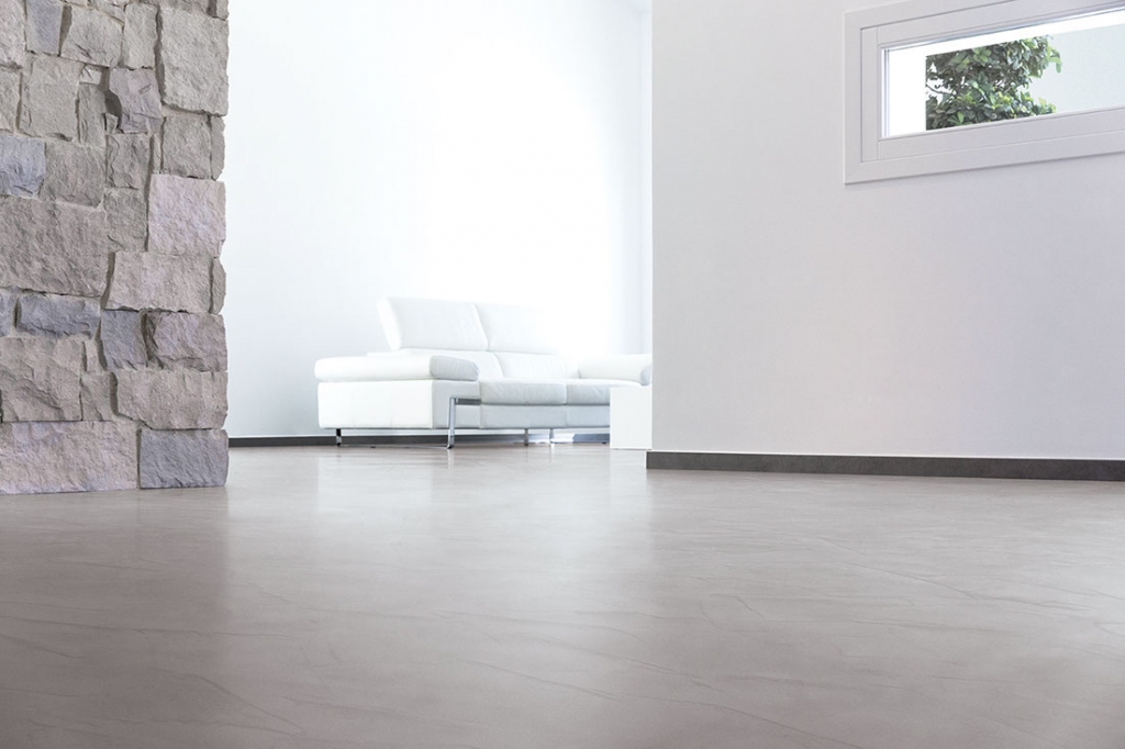 Suelo continuo de hormigón pulido en apartamento moderno de Estepona